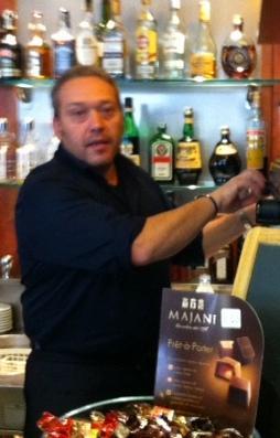 Il barista-pittore riceve un attestato a New York