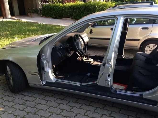 Ladri smontano un’auto nel parcheggio, nessuno si accorge di nulla 