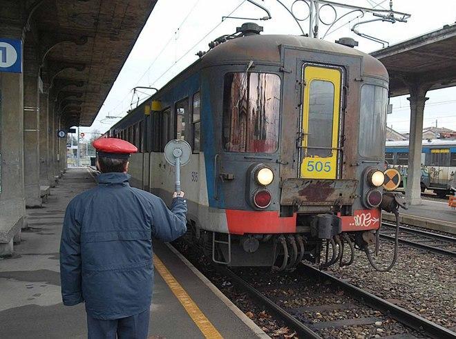 Resta bloccato nel bagno del treno: salvato 