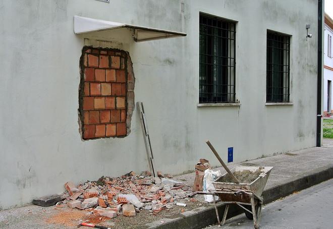 Dopo il boato la fuga con 50mila euro 