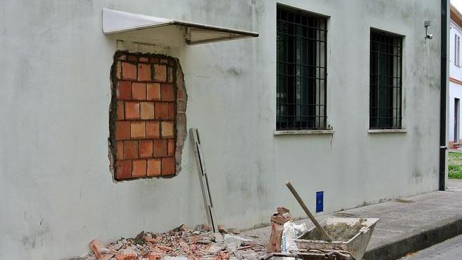 Dopo il boato la fuga con 50mila euro