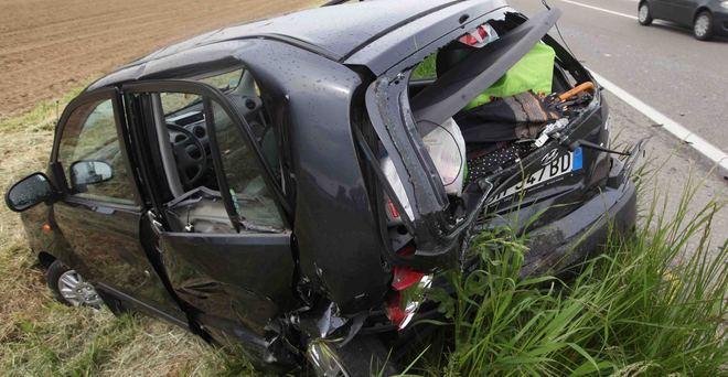 Si ferma per una telefonata e un’auto gli piomba addosso 