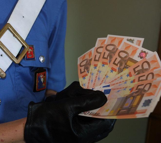 Spendono banconote false, arrestati 
