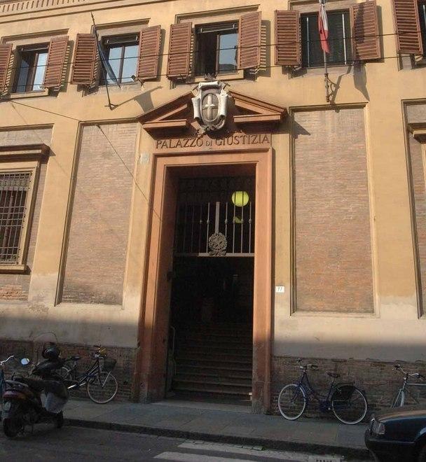 Prende a calci la madre: arrestato diciannovenne modenese