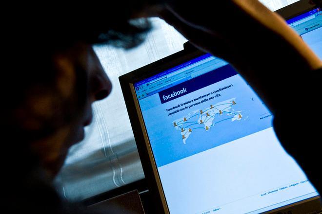 Esulta su facebook per la morte di un poliziotto: denunciata