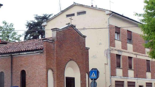 Donna investita dall’auto poi scappata