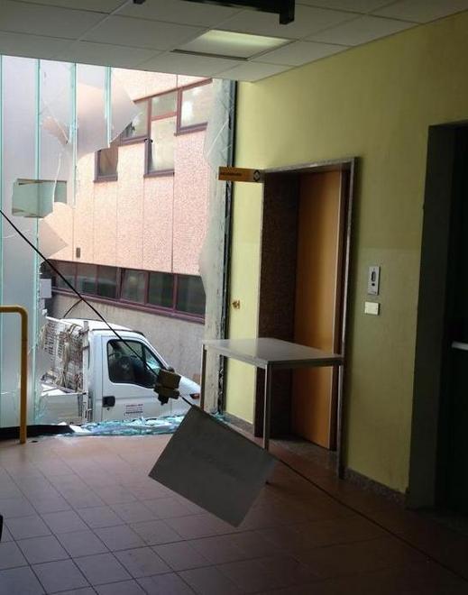 Sfondano la vetrata e rubano la cassa Cup davanti agli operatori 