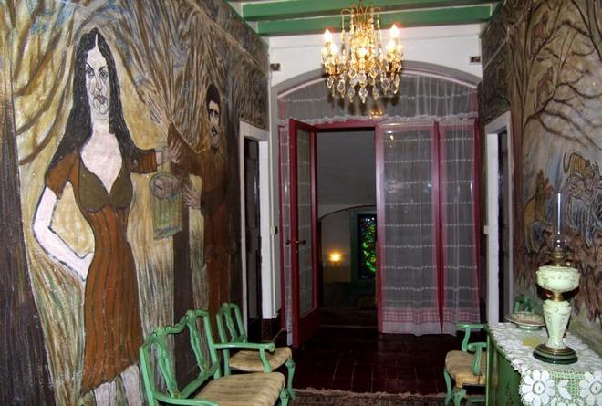 Ghizzardi e le "sue" donne dipinte su cartoni da imballo