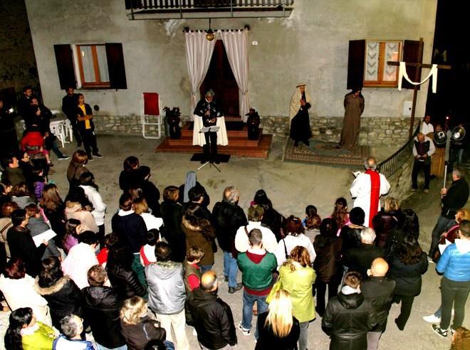 Suggestiva e affollata la Via Crucis storica 