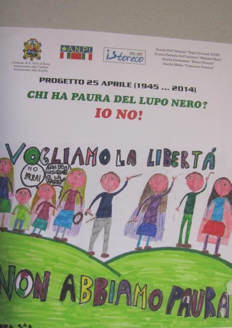 I disegni sulla Resistenza esposti nelle vetrine del paese