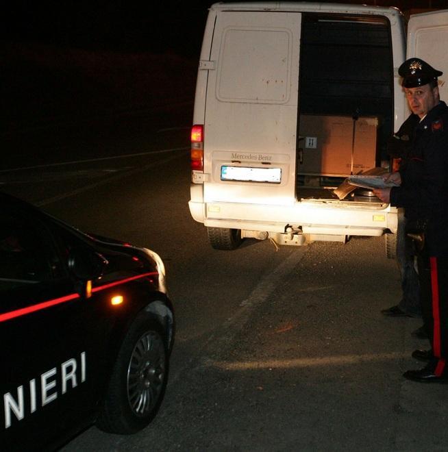 Ruba nell’isola ecologica ma viene filmato e preso 