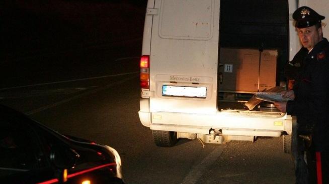 Ruba nell’isola ecologica ma viene filmato e preso