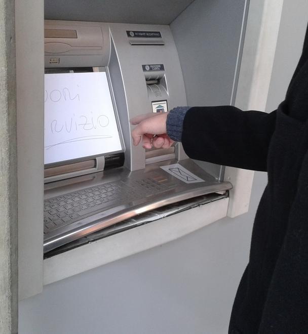 La deruba poi cerca di svuotarle il conto 