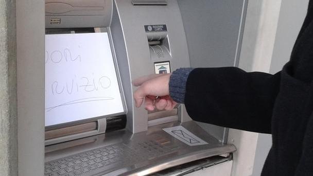 La deruba poi cerca di svuotarle il conto