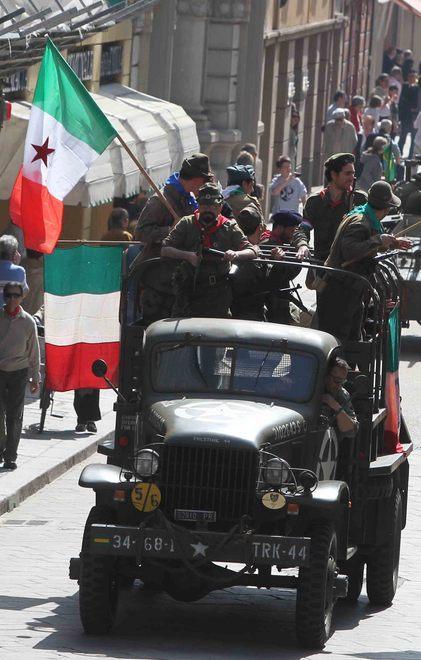 In piazza arriva il ministro Poletti 