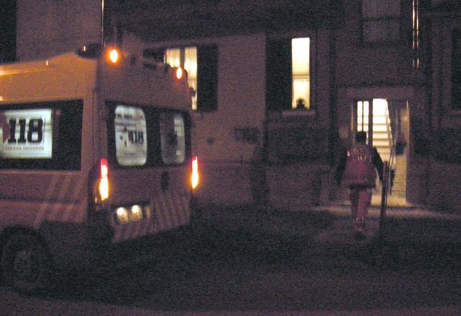 Ragazzina di 17 anni si getta dal balcone e muore 