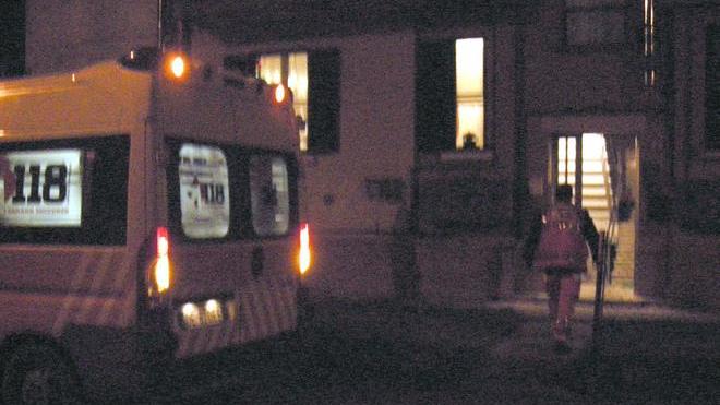 Ragazzina di 17 anni si getta dal balcone e muore