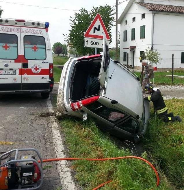 Con l’auto nel fosso:paura per una donna ed il figlio di 10 anni 