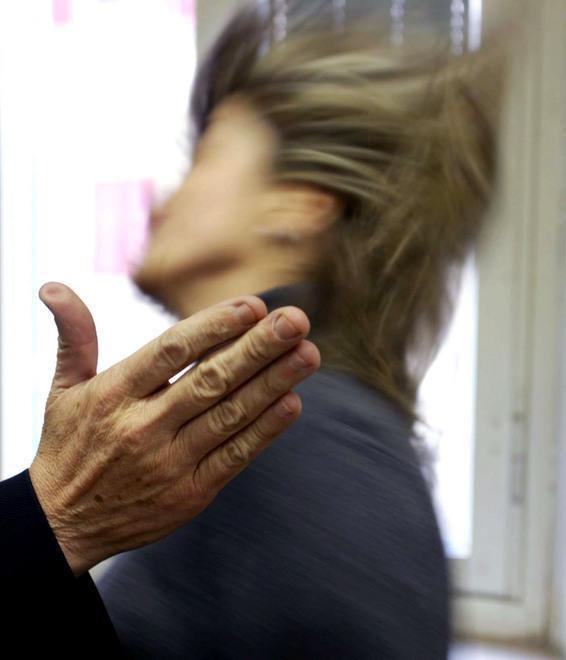 Picchia brutalmente la compagna, denunciato 