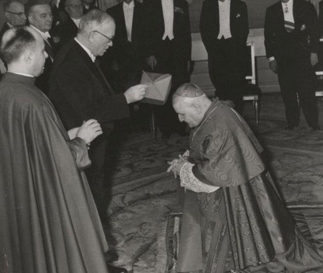 In ginocchio dal presidente francese 