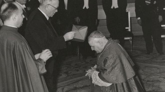 In ginocchio dal presidente francese