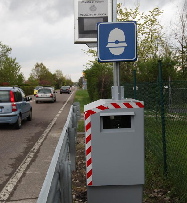 Modena insorge: «L’autovelox di strada Contrada assurdo, meglio i dossi» 