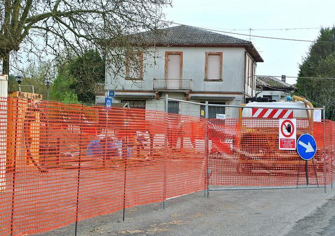 Volontari a disposizione per oltrepassare il fiume 