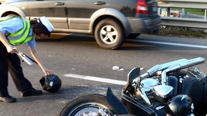 Modena, tangenziale: motociclista su Harley resta ferito - VIDEO - FOTO