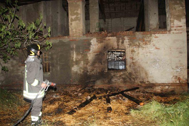 Gattatico, ancora fiamme nel casolare: crollato il tetto 