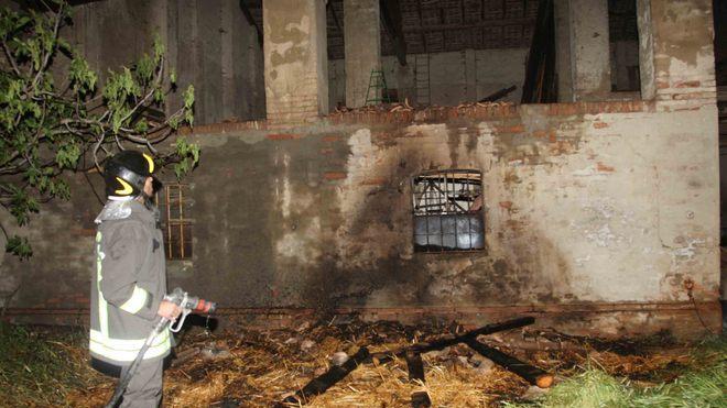 Gattatico, ancora fiamme nel casolare: crollato il tetto