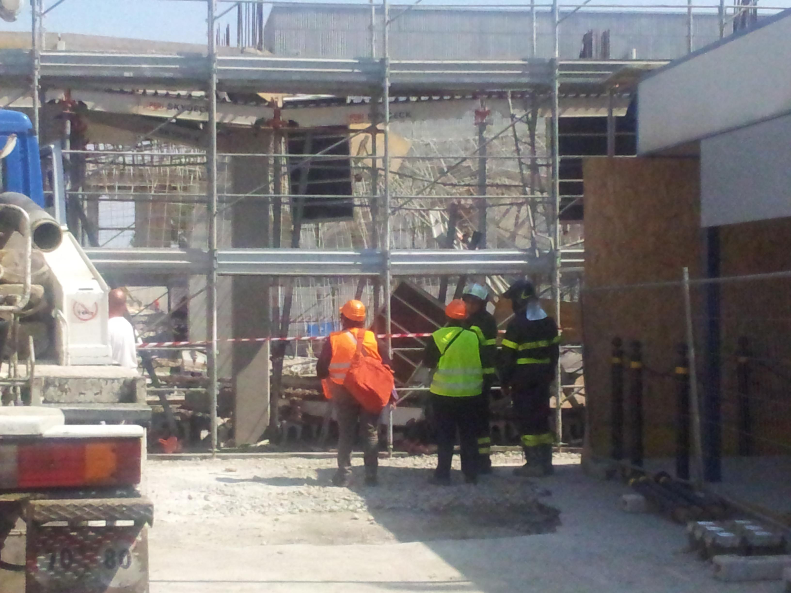 Cede impalcatura, tre feriti alla Gambro di Medolla 