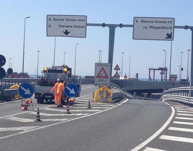 Calambrone: paura e danni Crolla il ponte Navicelli 