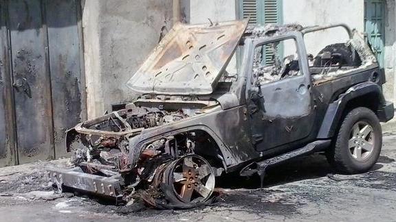 Auto in fiamme, a Torpé attentato contro un medico 