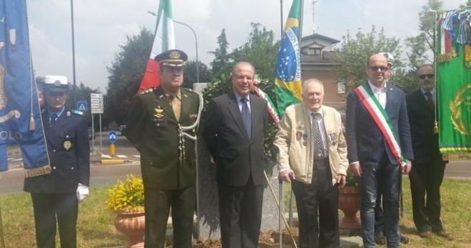 Commozione e gioia davanti alla stele della Liberazione 