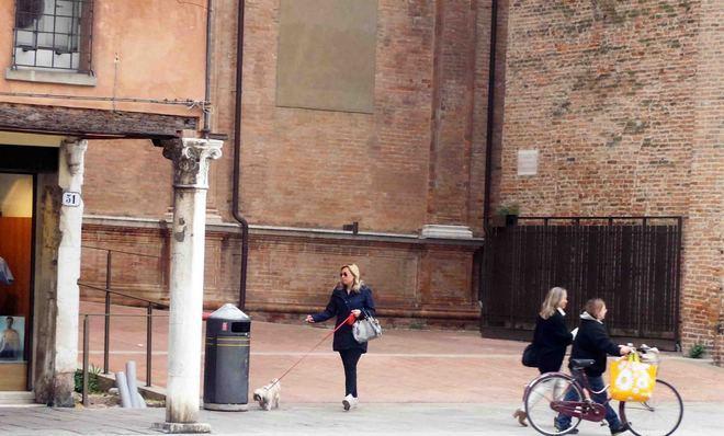 Ritocco alle insegne per i due papi 