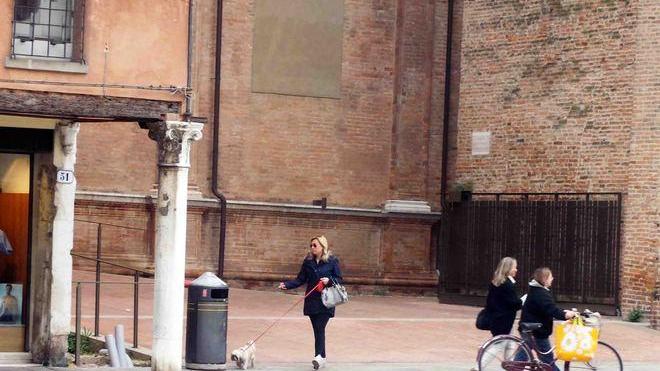 Ritocco alle insegne per i due papi