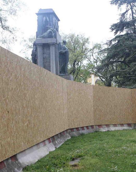 «I cedri li avremmo tagliati comunque» 