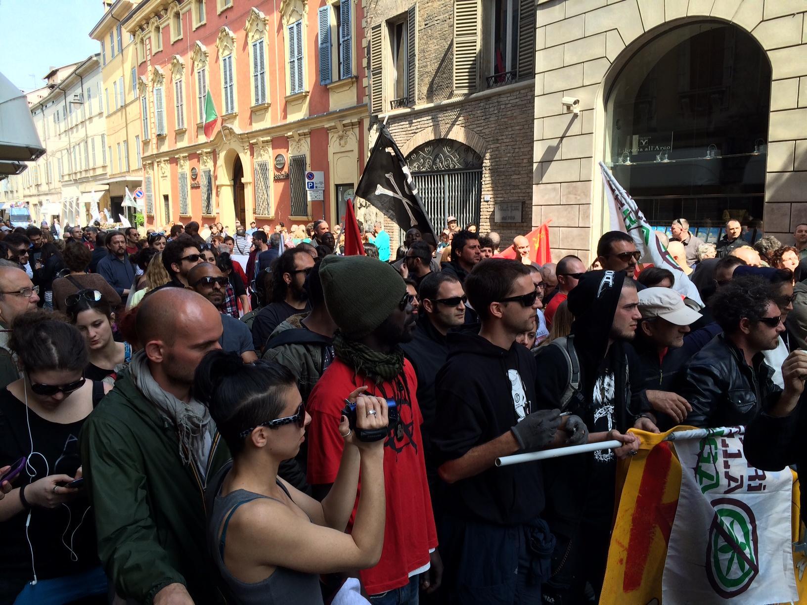 Tafferugli fra militanti di Aq16 e la polizia in via Emilia Santo Stefano LA FESTA IN PROVINCIA