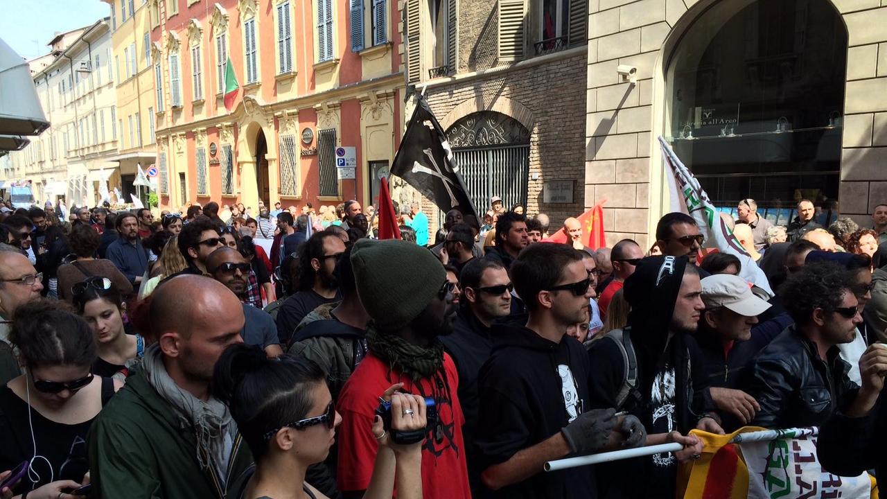 Tafferugli fra militanti di Aq16 e la polizia in via Emilia Santo Stefano LA FESTA IN PROVINCIA