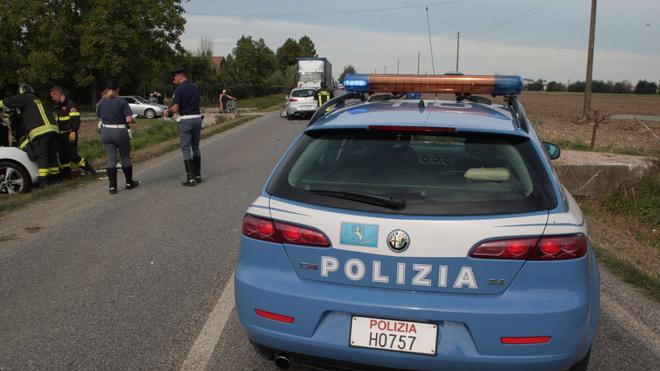 Moto finisce fuori strada, ferito un uomo di 53 anni