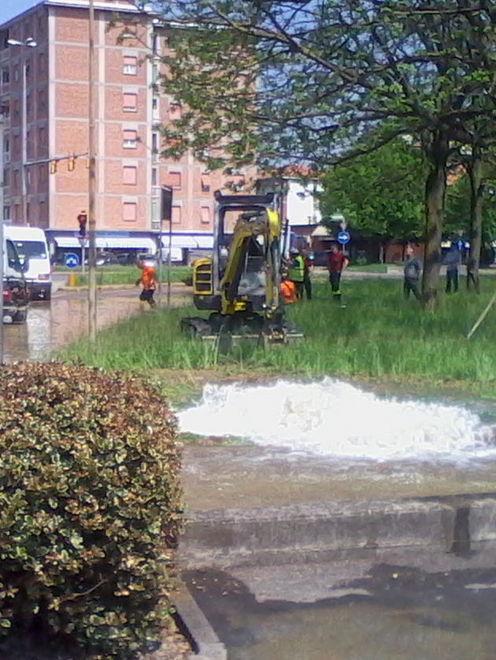 Tubo rotto, allagata via Bollitora 