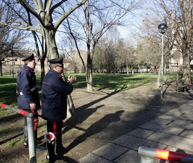 Danneggiano alcuni lampioni “per noia” 