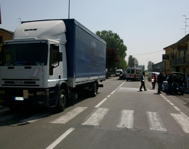 Si schianta in auto e centra l’ambulanza 