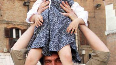 È festa in piazza Applausi per il bacio della LiberAzione