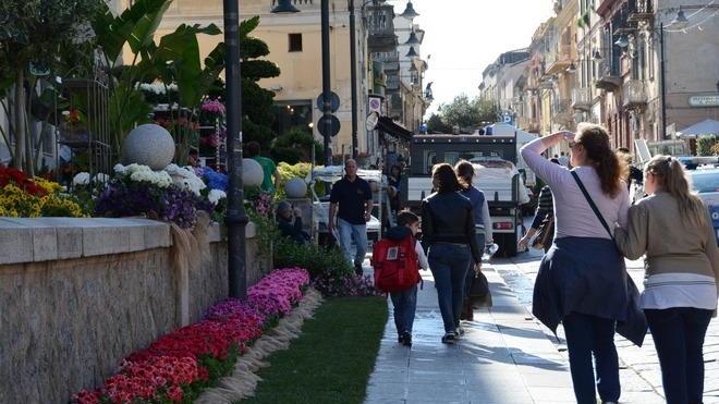 Prati verdi, fiori e alberi: il Corso di Olbia diventa un parco 