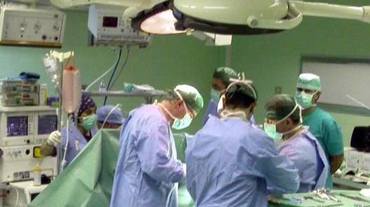 Quarantenne rischia la vita durante un intervento al seno 