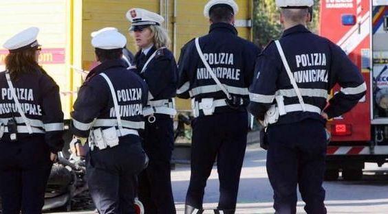 Lo multano sbagliando la targa e lui chiede i danni