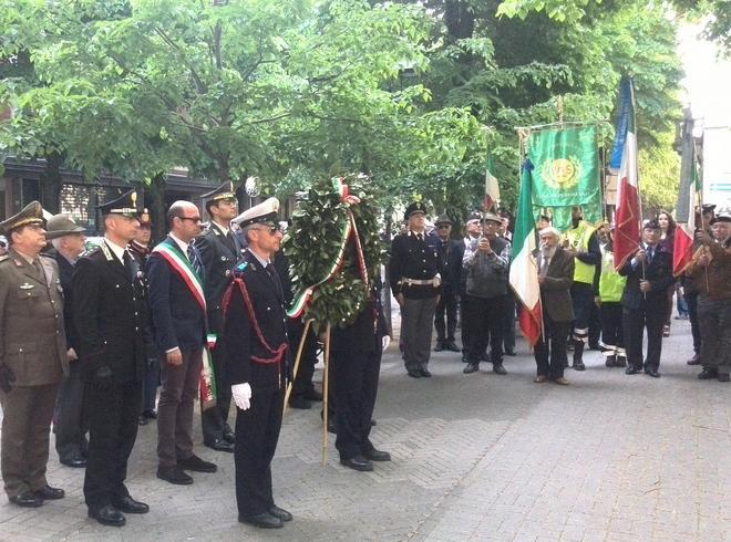 Liberazione, piazza divisa sul comandante Rossi 