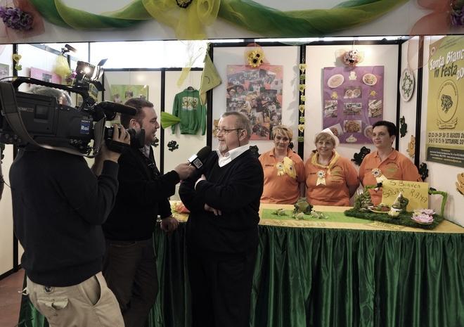 Tra gli stand anche le telecamere della Rai Cattabriga: ogni sagra racconta una storia