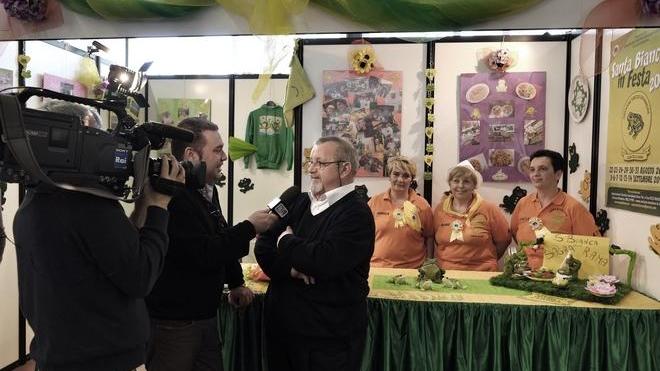 Tra gli stand anche le telecamere della Rai Cattabriga: ogni sagra racconta una storia